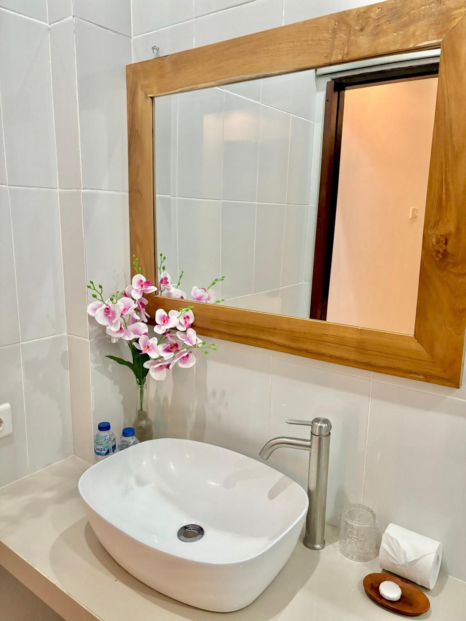 The Lima Home Stay In Canggu Екстер'єр фото